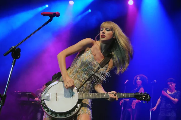 Taylor Swift Gives a Total Bonus of $55 Million to Everyone Working on Her “Eras Tour”