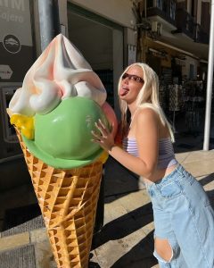 A Cosmic Dream: Model Seeks to Carry Elon Musk's Child on Mars